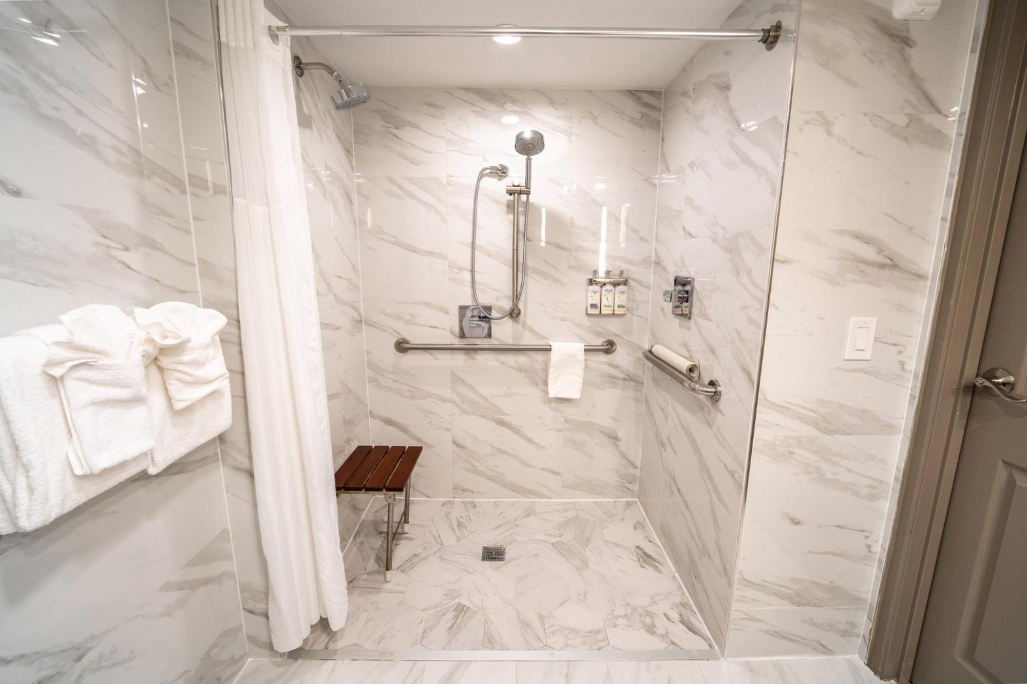 King Room - Mobility Access/Roll in Shower - Non-Smoking