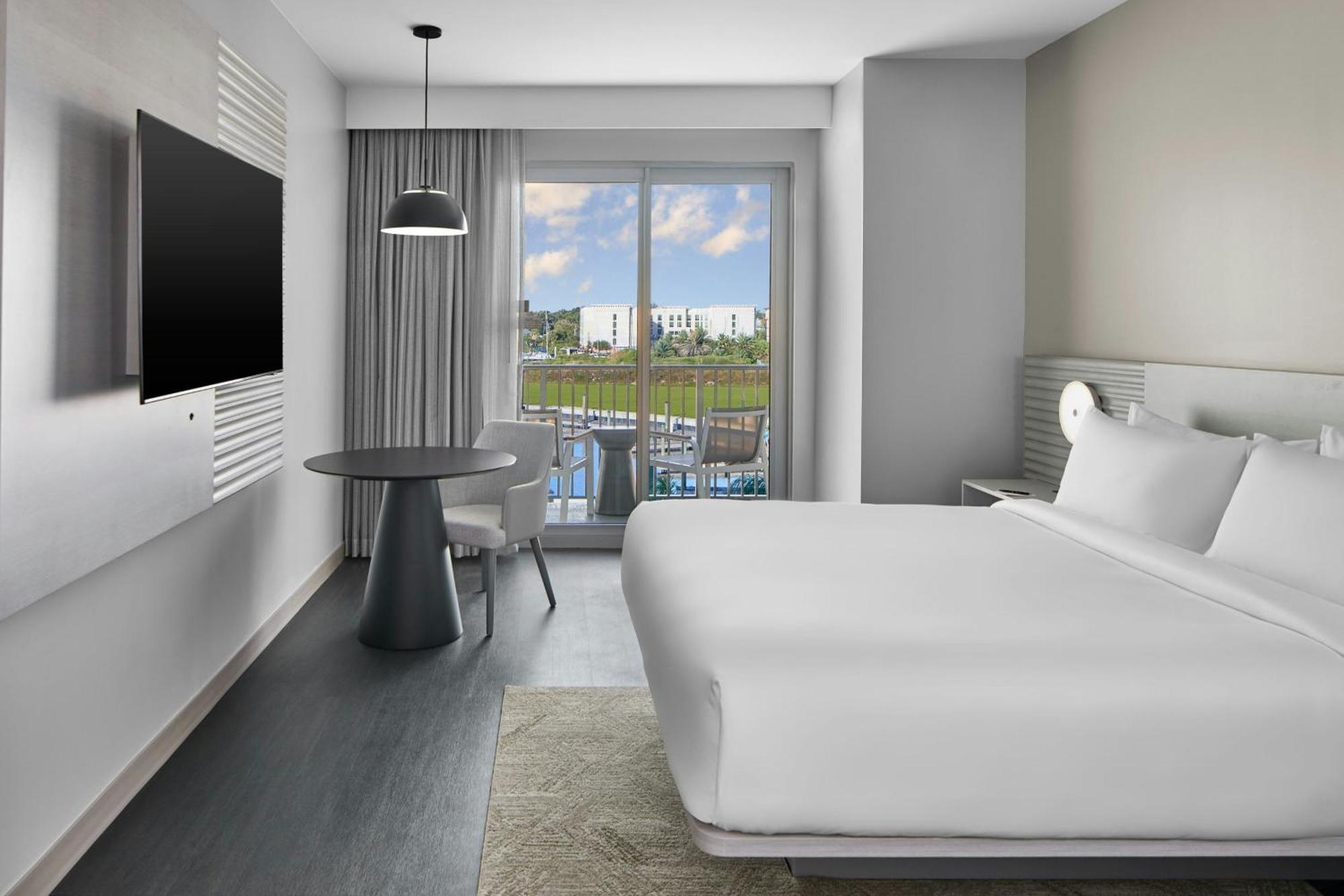 King Room with Balcony and Water View - Hearing Accessible