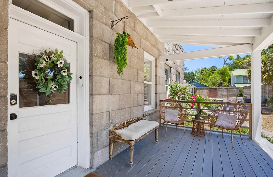 Remodeled Historic 1800S Carriage House, The Castle Garden, Colonial Modern Mansion-1