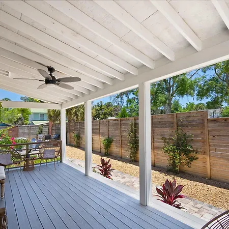 Remodeled Historic 1800S Carriage House, The Castle Garden, Colonial Modern Mansion-3